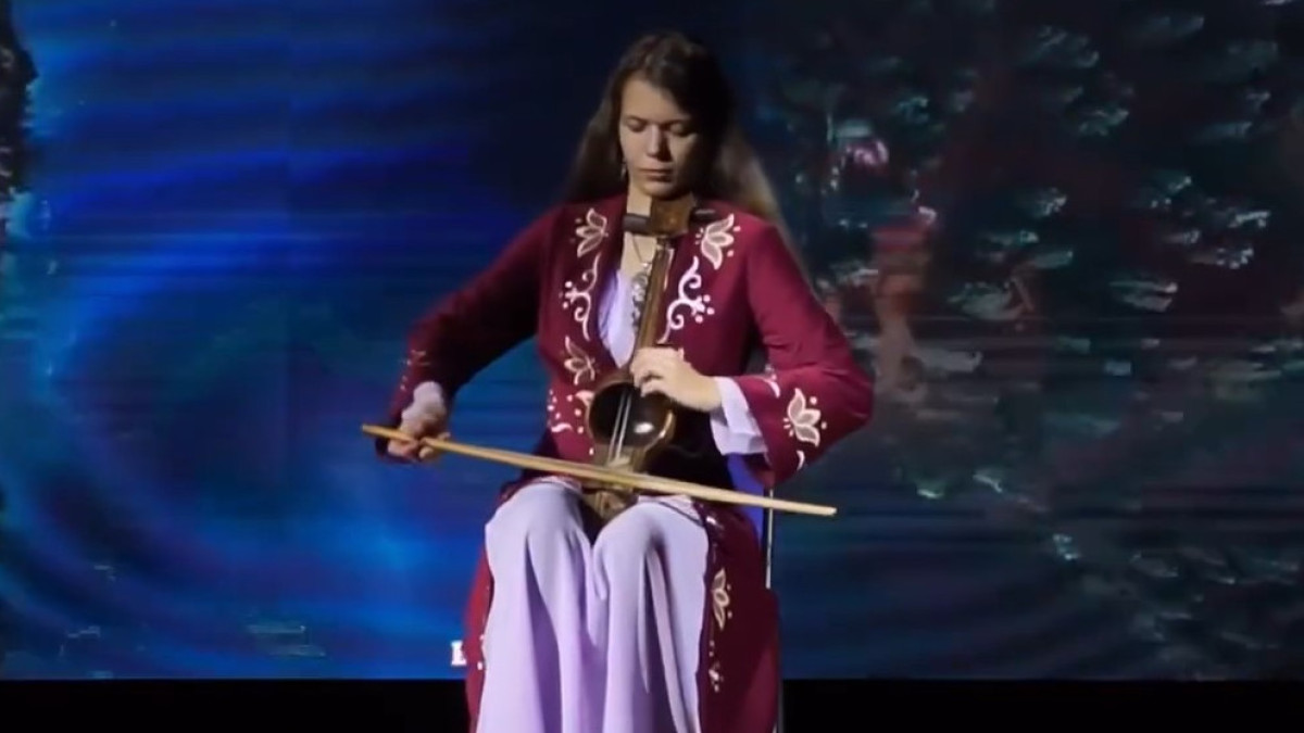 Венгерка взяла себе казахское имя, свободно владеет казахским и играет на кобызе, домбре и сазсырнае