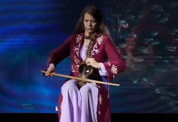Венгерка взяла себе казахское имя, свободно владеет казахским и играет на кобызе, домбре и сазсырнае