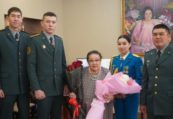 Әскери қызметкерлер Бибігүл Төлегенова жаңа жасымен құттықтады