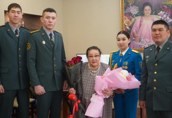 Военнослужащие Алматинского гарнизона поздравили певицу Бибигуль Тулегенову