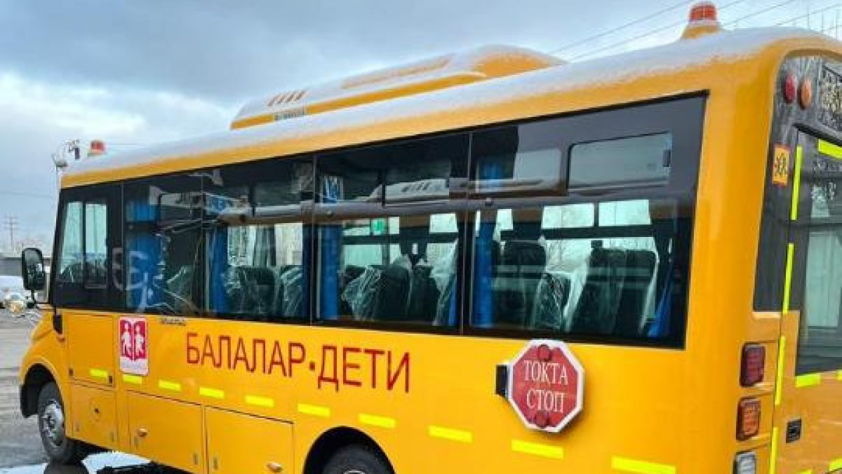 Образовательным учреждениям области Абай выданы новые автобусы