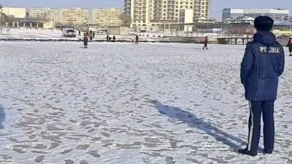 Каспийское море покрылось льдом