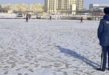 Каспийское море покрылось льдом