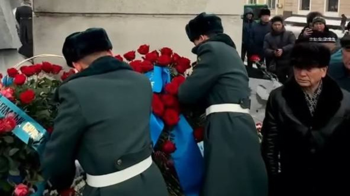 В Алматы возложили цветы к памятнику в честь погибших во время Декабрьских событий