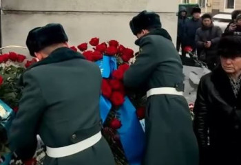 В Алматы возложили цветы к памятнику в честь погибших во время Декабрьских событий