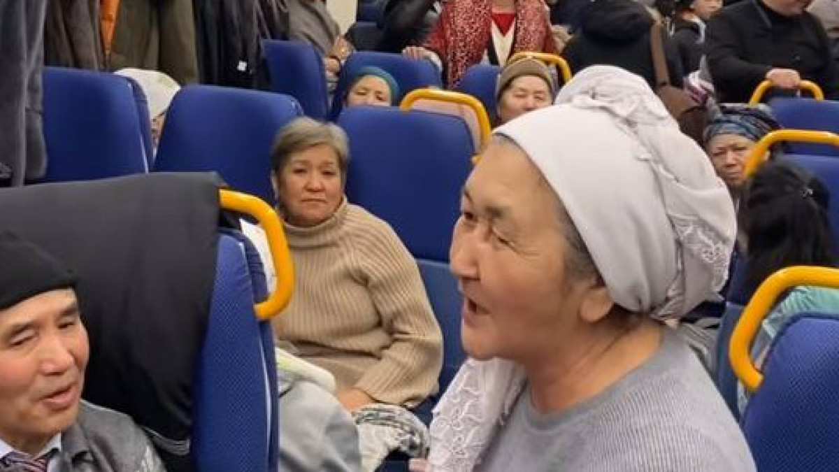 Хор бабушек из Косшы устроил концерт в поезде