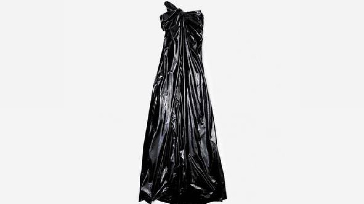 Баленсиага выпустил платье в виде мусорного пакета