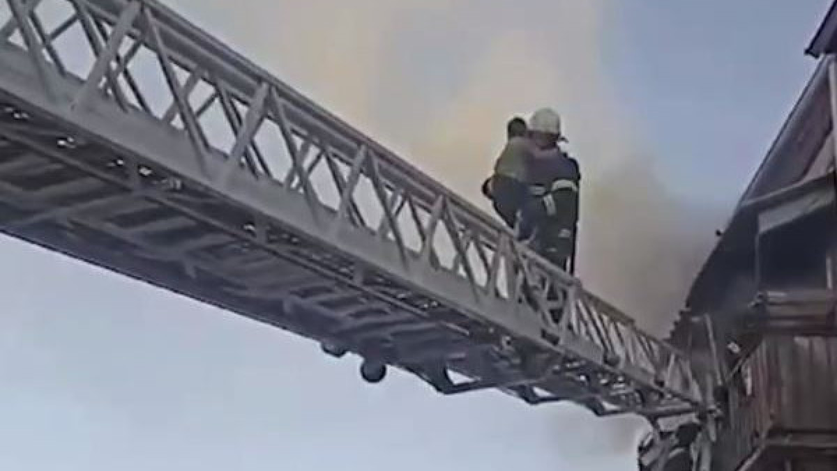 Павлодарские пожарные спасли ребенка из горящей квартиры