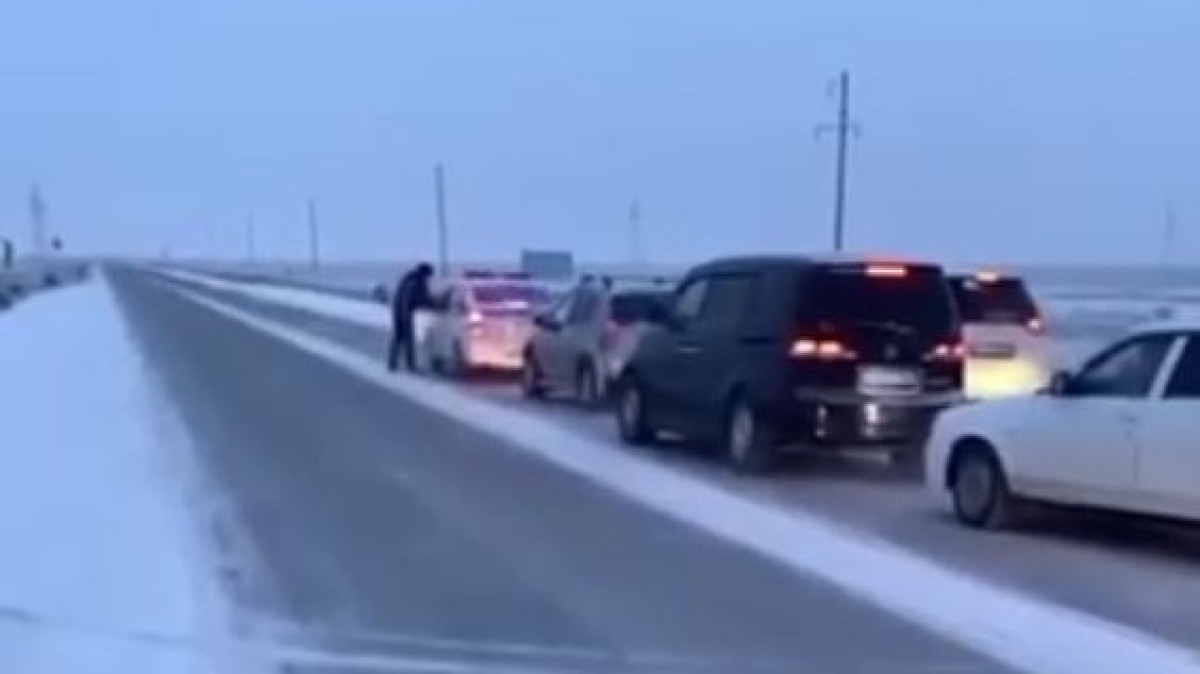 Полицейские сопроводили автоколонны в Атырауской области