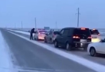 Полицейские сопроводили автоколонны в Атырауской области