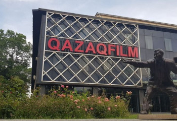 У киностудии Шакена Айманова 