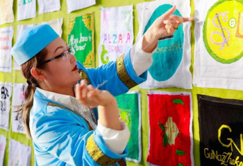 Уникальный флаг с эмблемами ремесленников сотворили в Астане