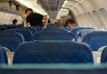 Известный певец и актер ударил в лоб бортпроводницу и задержал рейс на час