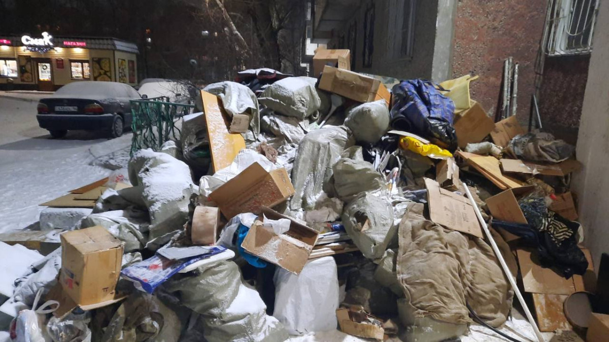 «Плюшкина» нашли в Павлодаре – из его «однушки» несколько дней выносили мусор и увезли на КамАЗе с прицепом