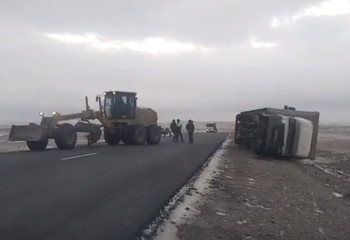 Ураганный ветер опрокинул большегруз на трассе в области Абай