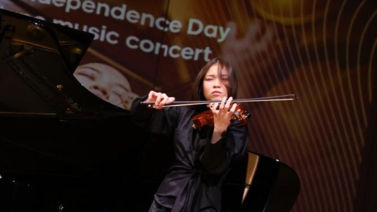 Kazakh Violinist Performed in Bangkok