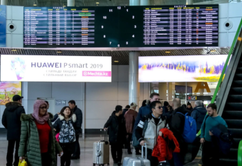 Танымал әнші бортсерікке шабуыл жасап, маңдайынан ұрған