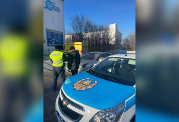 Как в Казахстане наказывают водителей, загораживающих проезд Скорой помощи