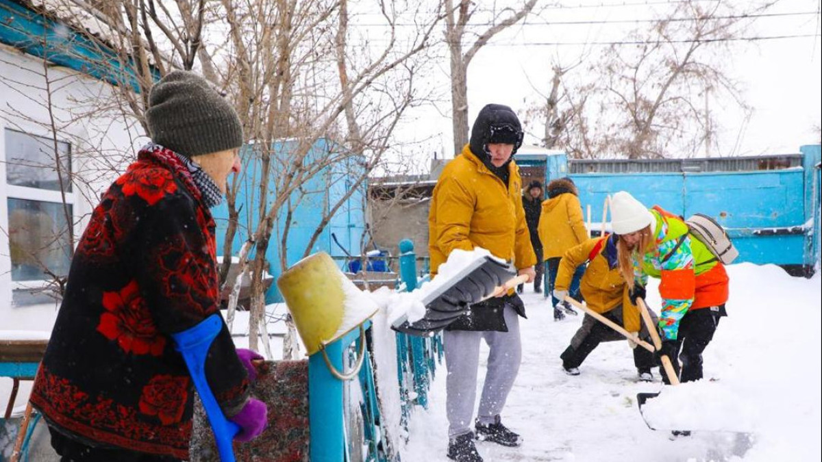 Астанада волонтерлер қарт кісілерге көмек көрсетті