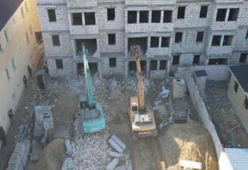 Ақтауда салымшылардың көзінше 5 қабатты үйді сүріп тастады