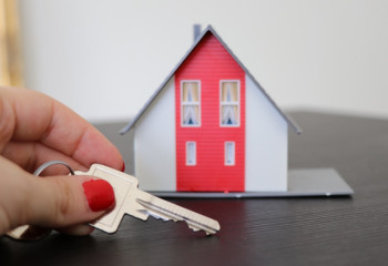 Үйі өртенген әйелге жерлестері үш бөлмелі пәтер сыйлады