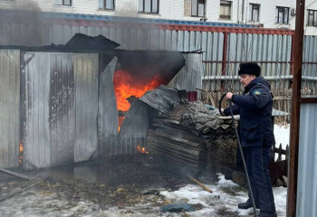 Участковый предотвратил врыв газа в гараже, где произошел пожар, в Костанайской области