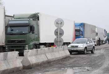 На границе Казахстана и Кыргызстана застряли более 400 грузовиков
