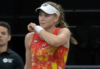 Елена Рыбакина проиграла Арине Соболенко на выставочном турнире