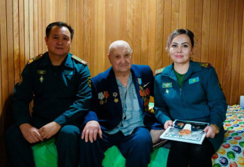 Әскери қызметшілер майдангерді ғасырлық мерейтойымен құттықтады