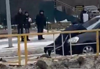 Водитель умышленно наехал на полицейского и скрылся в Рудном