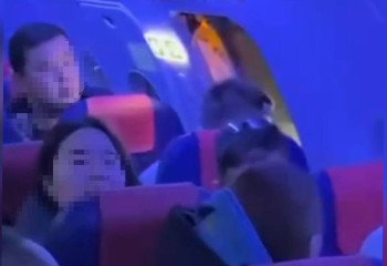 Мужчину, открывшего аварийную дверь самолета, привлекли к ответственности