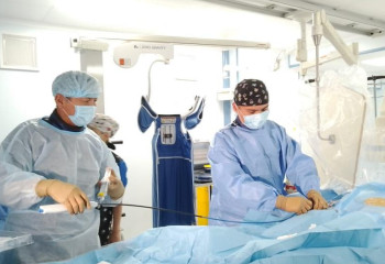 В Казахстане врачи поставили в сердце 76-летней пациентке кардиостимулятор нового поколения