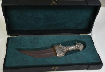 Кинжал первого казахского профессионального борца передали в нацмузей