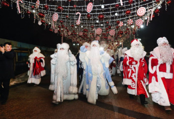 Нашествие Дедов морозов заметили в Алматы