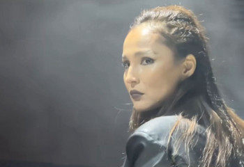 Қайрат Нұртастың жары Жұлдыз Әбдукәрімова сахнада құлап, белін ауыртып алды