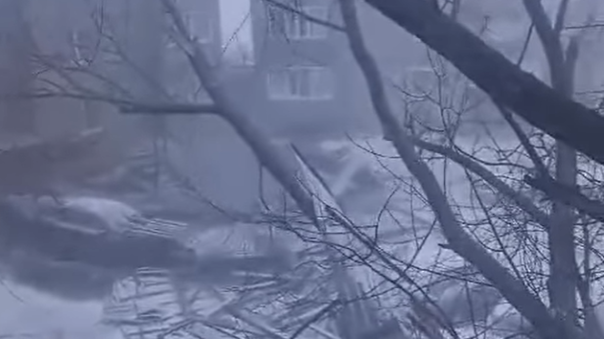 В Тобыле снесло крышу многоэтажки: жуткие кадры появились в сети