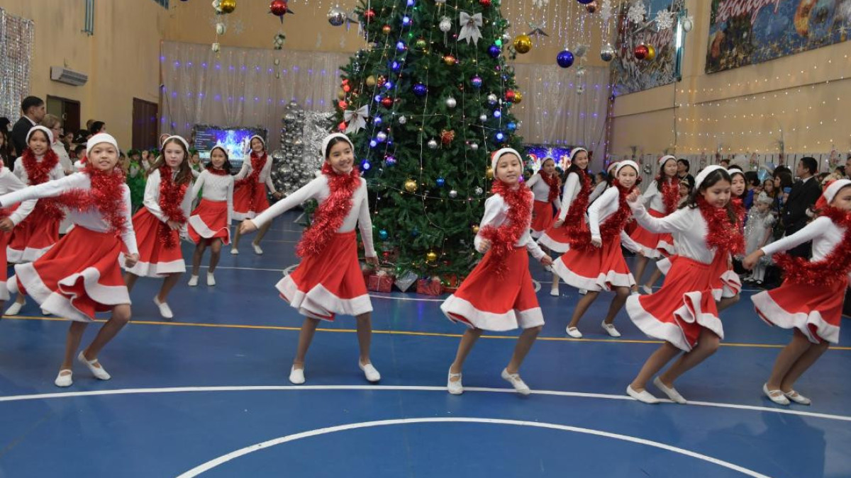 150 детей приняли участие в новогодней елке акима города Конаев