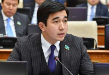 Қазақстандықтар Мәди Ахметовтің отставкаға кетуін талап етіп жатыр