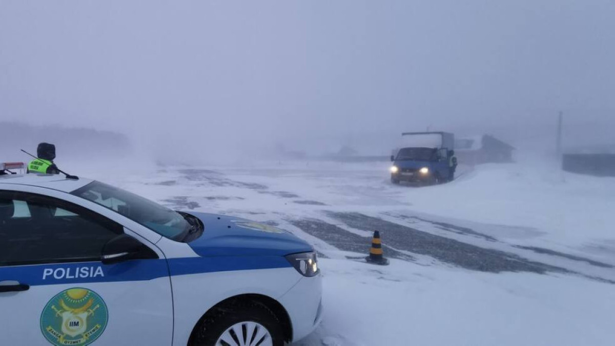 Из-за бурана на севере Казахстана сотни машин и грузовиков застряли на трассе, эвакуировано более 240 человек