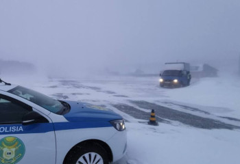 Из-за бурана на севере Казахстана сотни машин и грузовиков застряли на трассе, эвакуировано более 240 человек