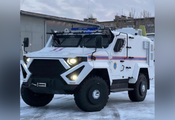 На чем поедут в разведку сотрудники МЧС: спасателям вручили спецмашины