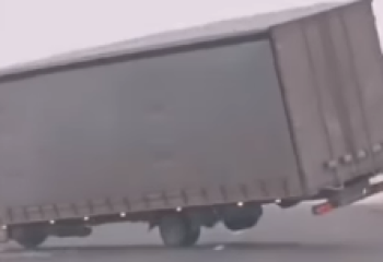 Грузовик опрокинулся из-за сильного ветра