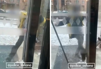 Астанада курьер кофехананың есігімен «төбелесті»