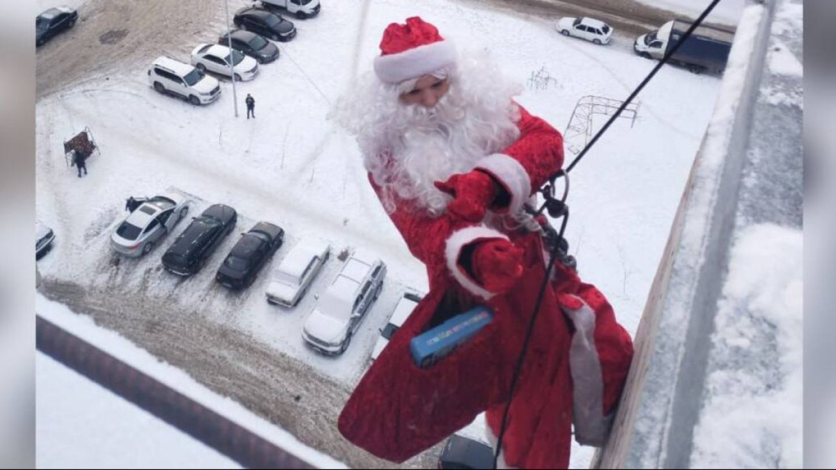 Заключённый влезает в окна павлодарцев в костюме Деда Мороза и дарит подарки