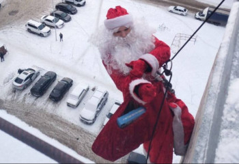 Заключённый влезает в окна павлодарцев в костюме Деда Мороза и дарит подарки