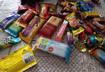 Ақсуда ерекше балаларға мерзімі өтіп кеткен тәттілерді сыйлаған