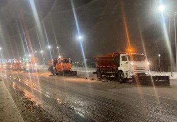 В Астане круглосуточно устраняют последствия дождя и снега