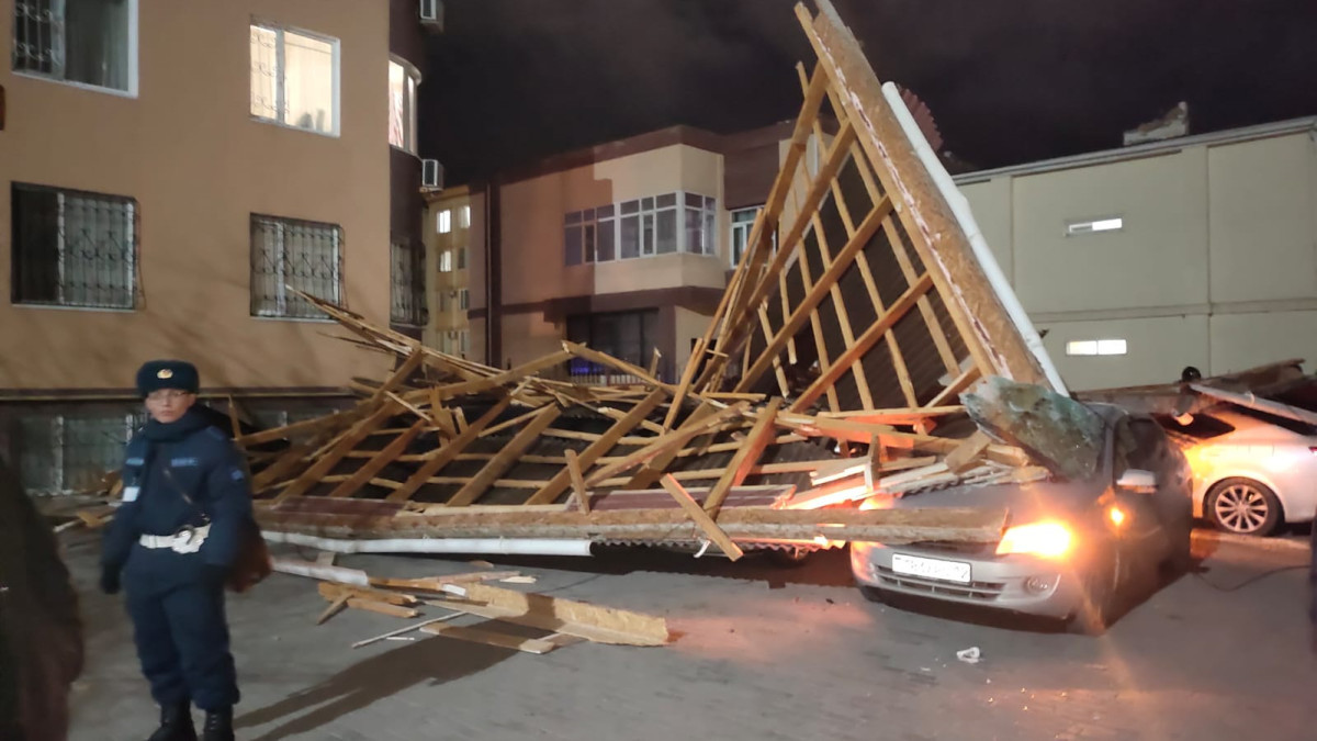 Крышу детского сада снесло ветром в Актау