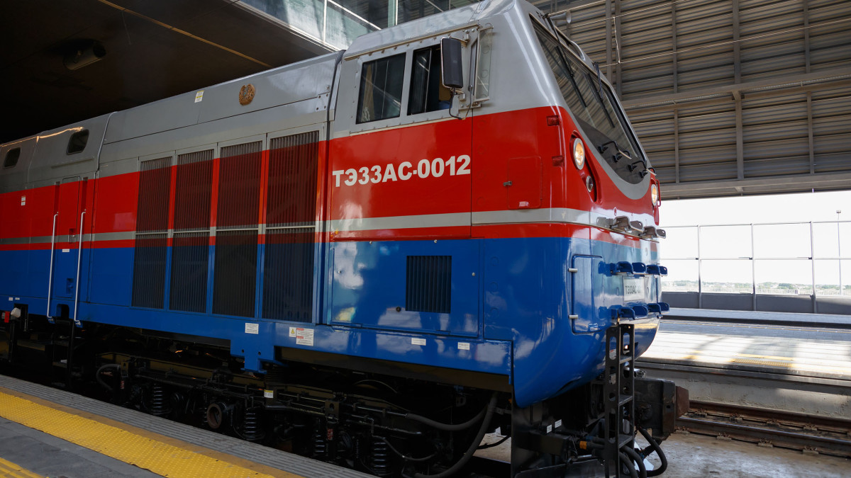 Четыре дополнительных поезда назначили в Казахстане на 2 января