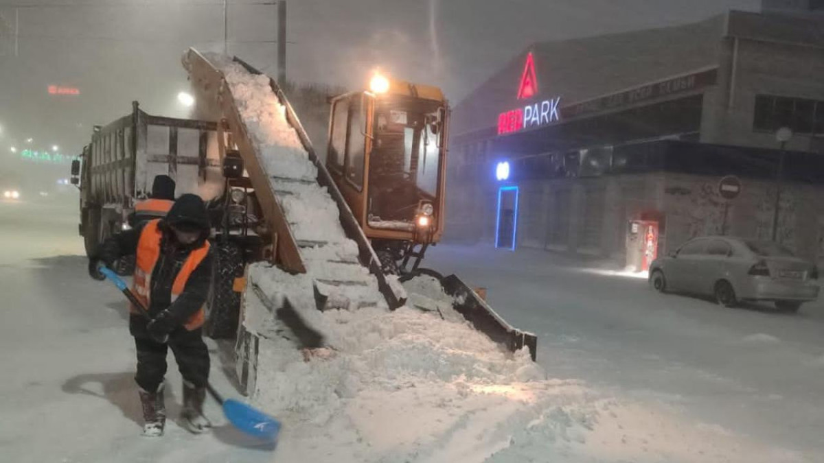 В новогоднюю ночь 250 рабочих и 230 спецмашин убирали улицы Караганды от снега